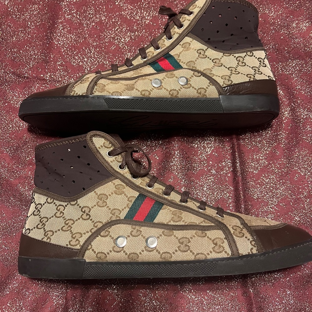 GUCCI Men’s GG brown canvas logo w leather trim hi-top sneakers, 13G